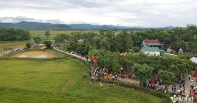 Hàng trăm người dầm bùn bắt cá cầu may ở Nghệ An