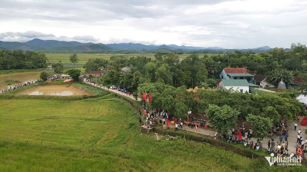 Hàng trăm người lội bùn, dùng nơm bắt cá cầu may ở Nghệ An, tạo nên cảnh tượng náo nhiệt tại lễ hội đền Nam Quan và đền Lý Vực.