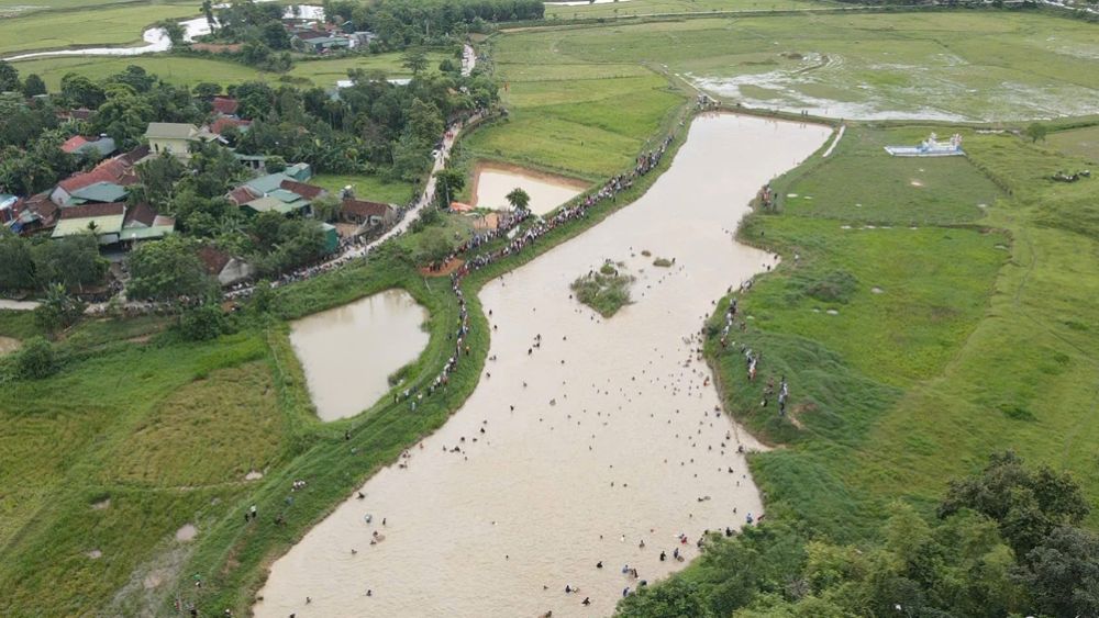 Hàng trăm người lội xuống Bàu Cùn ở Nghệ An, dùng nơm bắt cá cầu may trong lễ hội, thu hút đông đảo người dân và du khách.