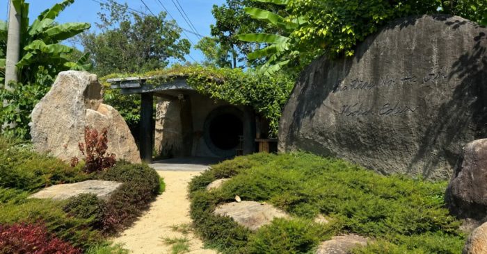 Hai nhà hang bằng đá giữa trang trại M’Drắk của Đặng Lê Nguyên Vũ