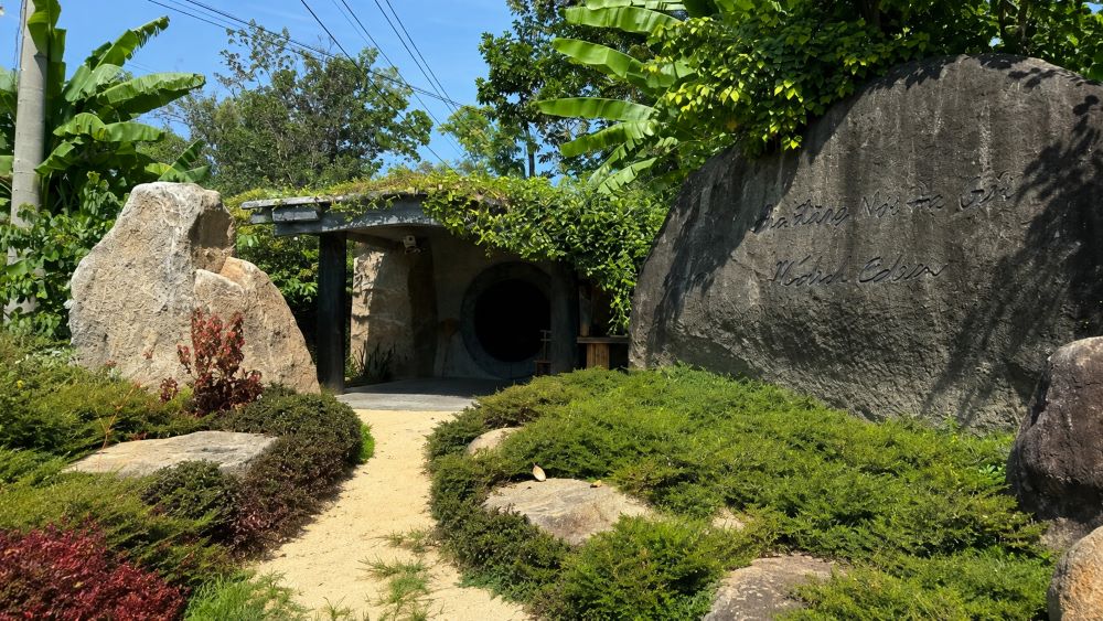 Khám phá nhà hang của ông Đặng Lê Nguyên Vũ tại M’Drắk, Đắk Lắk, nổi bật với kiến trúc bằng đá hòa giữa rừng cây xanh mướt.