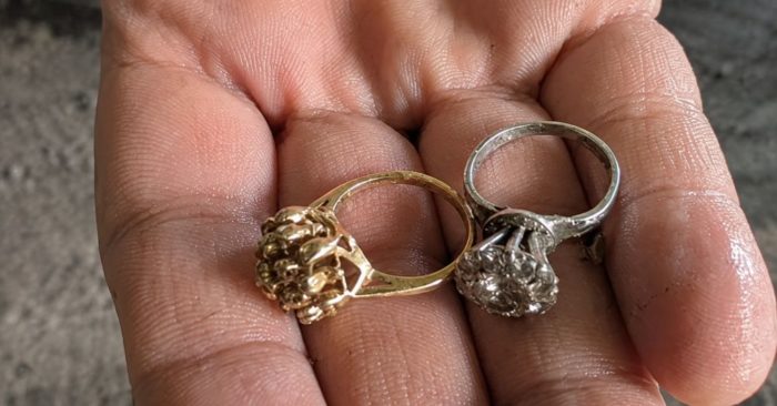 Nhẫn gia truyền của người vợ vô tình bị vứt vào rác, người chồng cùng nhân viên vệ sinh bới hơn 9 tấn rác để tìm lại.