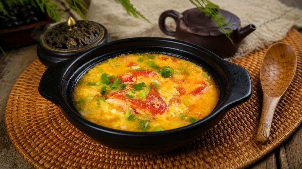 Canh trứng cà chua là cách kết hợp giúp giải phóng lycopene tốt hơn, đồng thời bổ sung protein và vitamin cho cơ thể.