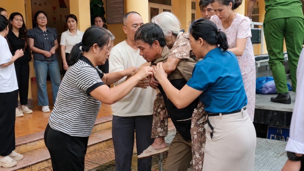Mưa lớn khiến nhiều khu dân cư ở Cát Hải ngập sâu, người già, trẻ nhỏ và người yếu thế được hỗ trợ di chuyển đến nơi an toàn.