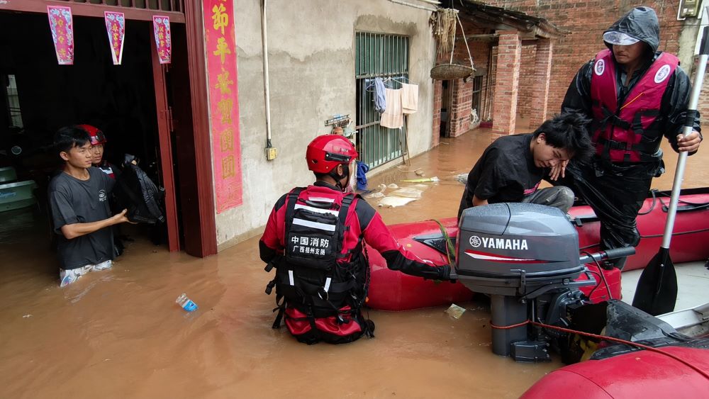 Bão Narra gây mưa lớn, khiến nhiều đô thị ở Quảng Tây, Trung Quốc ngập nặng và khoảng 54.000 người phải sơ tán.