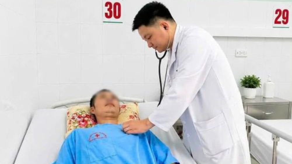 Người đàn ông ở Thanh Hóa thoát chết sau khi bị điện giật, ngã từ độ cao 3m và ngừng tim, ngừng thở. Hành trình hồi phục đầy bất ngờ.