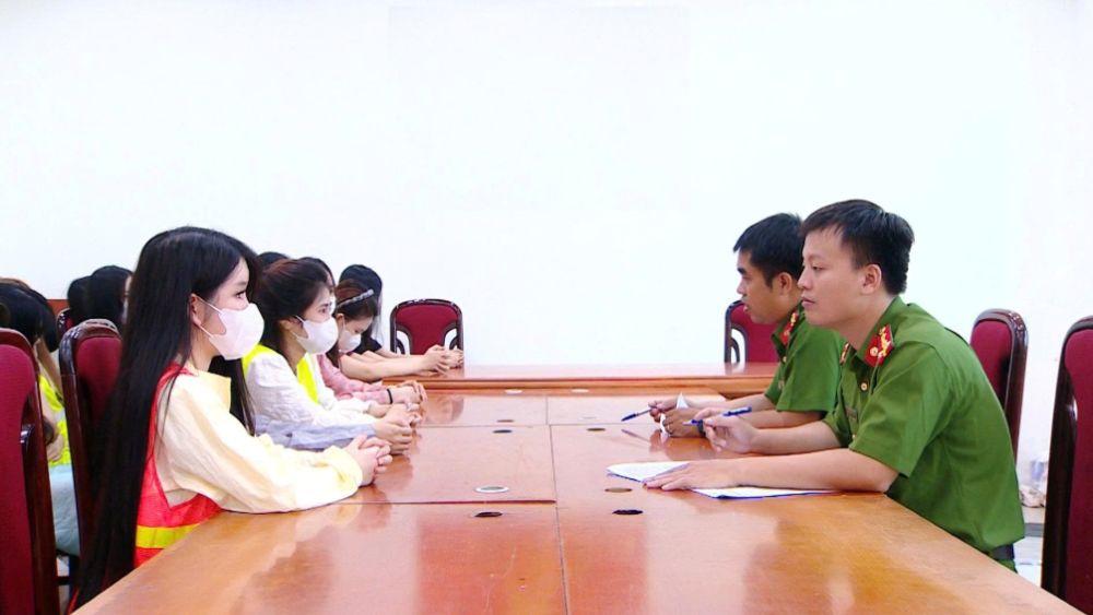 Ngô Thị Trang bị xác định cầm đầu đường dây pha chế tinh dầu chứa Etomidate, núp bóng thuốc lá điện tử, với dòng tiền giao dịch khoảng 100 tỷ đồng.