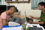 Hai bé gái và người đàn ông xuất hiện trên chiếc xe máy