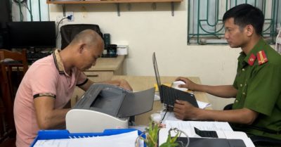 Hai bé gái và người đàn ông xuất hiện trên chiếc xe máy