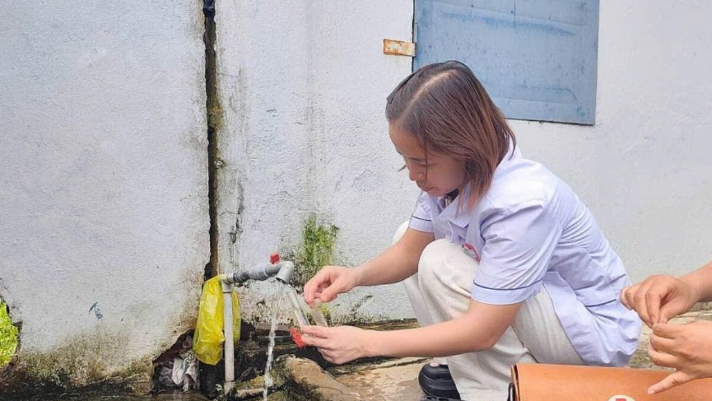 Hải Phòng kiểm tra đột xuất 2 nhà máy nước sạch sau phản ánh nguồn nước đục vàng sau bão, tiến hành xét nghiệm chất lượng nước sinh hoạt.