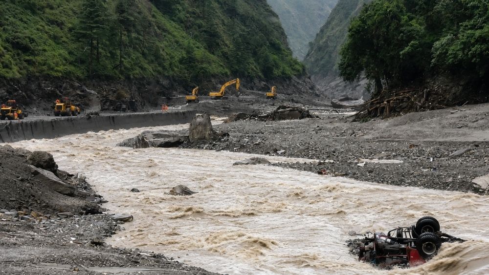Lũ quét Nepal - Tây Tạng gây tàn phá trên phạm vi 80 km, cuốn trôi nhiều khu dân cư và làm hàng trăm người thiệt mạng, mất tích.