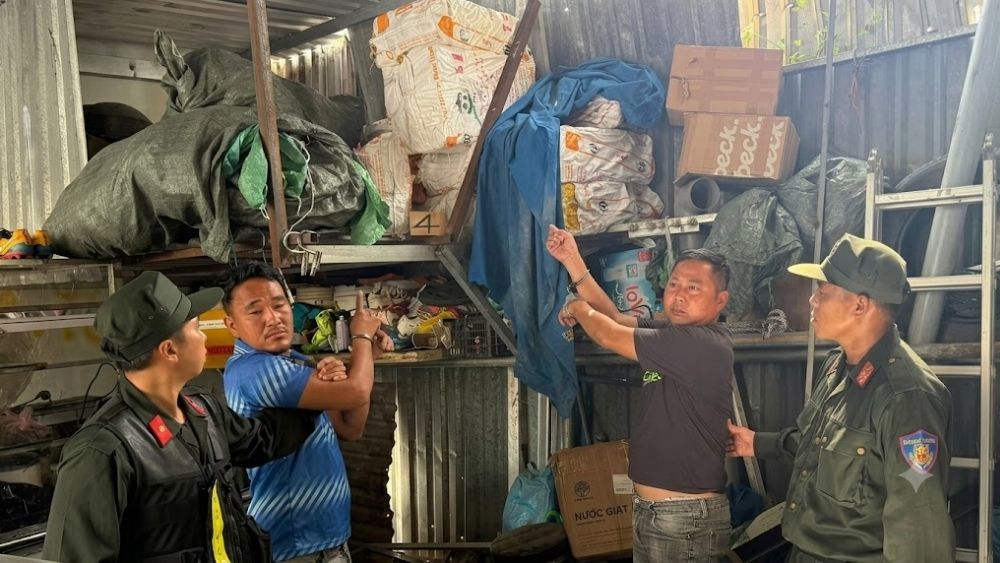 Công an TPHCM bắt giữ nhóm đối tượng giấu hơn 620kg pháo nổ trong kho bãi xe. Xem ngay chi tiết đường dây buôn bán hàng cấm này.
