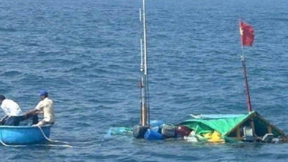 Tàu cá mất liên lạc trên biển có 50 người, lực lượng cứu nạn đã cứu được 32 thuyền viên và tiếp tục tìm kiếm những người còn lại.