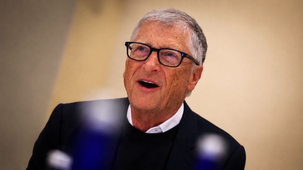 Bill Gates cảnh báo AI có thể thay đổi mạnh thị trường lao động, khiến nhiều công việc văn phòng và chân tay đứng trước nguy cơ bị thay thế.