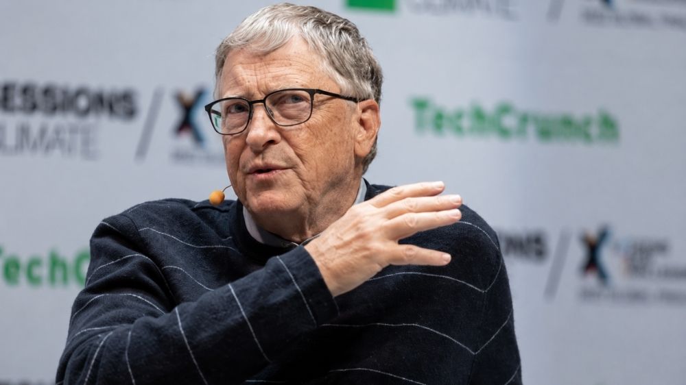 Bill Gates cảnh báo AI có thể làm thay đổi thị trường lao động, khiến nhiều công việc văn phòng và chân tay đứng trước nguy cơ bị thay thế.