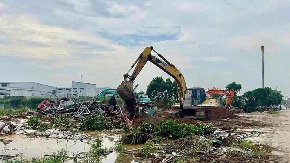 UBND xã Nguyễn Lương Bằng (Hải Phòng) tổ chức cưỡng chế, khôi phục tình trạng ban đầu diện tích hơn 2.300m² đất công bị chiếm dụng.