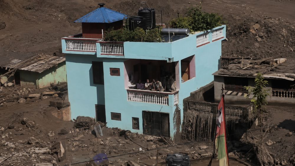Lũ quét Nepal cuốn phăng nhiều công trình, nhưng một ngôi nhà hai tầng vẫn đứng vững giữa dòng bùn dữ dội.