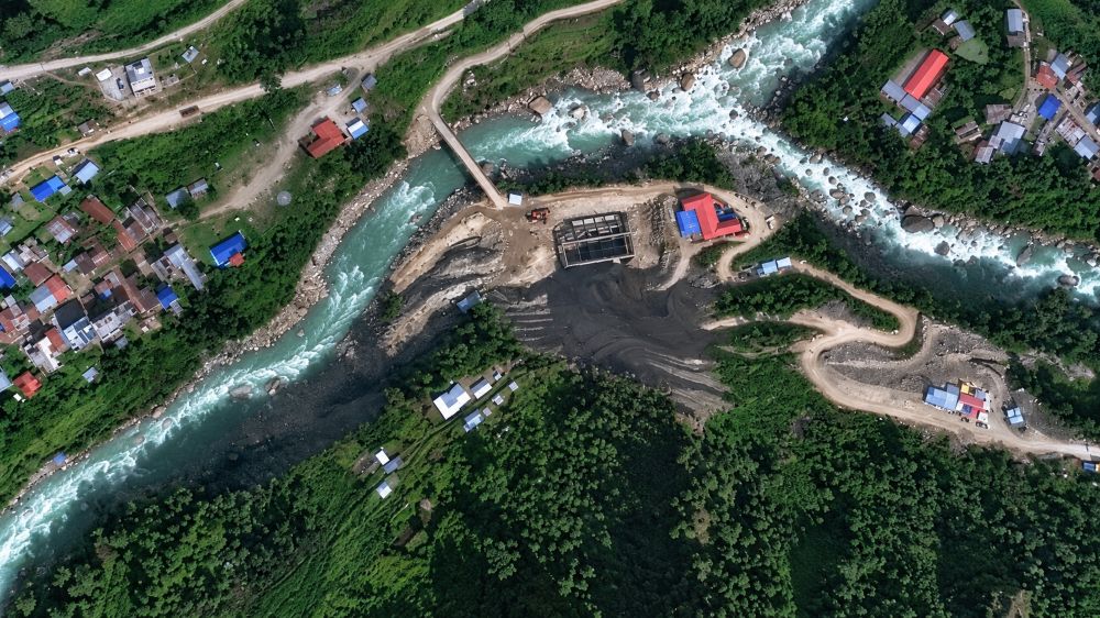 Ảnh vệ tinh trước và sau lũ quét Nepal cho thấy nhiều công trình ở Syapru Besi bị bùn đất vùi lấp.
