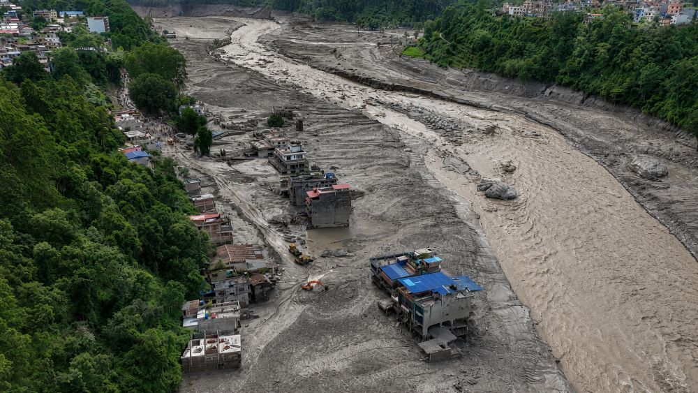 Lũ quét ở Nepal khiến 359 người thiệt mạng, hơn 900 người mất tích, nhiều ngôi làng và cơ sở hạ tầng bị bùn đất nhấn chìm.