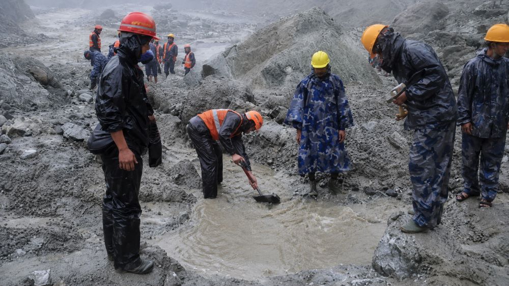 Lũ quét Nepal khiến nhiều công nhân thủy điện mắc kẹt trong đường hầm, trong khi lực lượng cứu hộ nỗ lực tìm kiếm và giải cứu người mất tích.