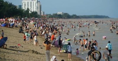 Sầm Sơn đông khách dù thời tiết thất thường dịp 02/9,