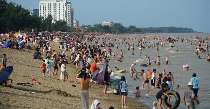 Biển Sầm Sơn đông nghẹt du khách trong ngày đầu kỳ nghỉ lễ 2/9, đông đảo người dân tắm biển và vui chơi nhộn nhịp