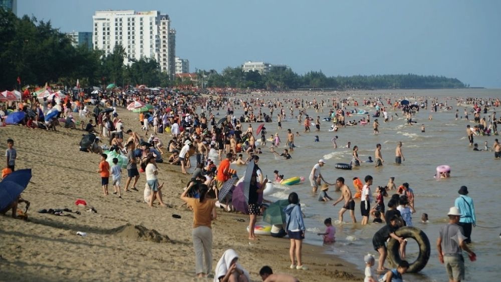 Biển Sầm Sơn đông nghẹt du khách trong ngày đầu kỳ nghỉ lễ 2/9, đông đảo người dân tắm biển và vui chơi nhộn nhịp