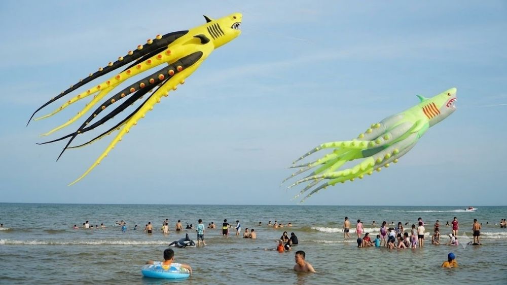 Du khách hào hứng ngắm diều hình mực khổng lồ trên biển Sầm Sơn ngày đầu nghỉ lễ 2/9. Khám phá không khí lễ hội sôi động ngay!