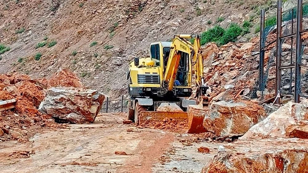 Sạt lở đá Nghệ An khiến nhiều tảng đá lớn từ núi lăn xuống chắn tỉnh lộ 543D, giao thông qua xã Mường Típ bị gián đoạn.