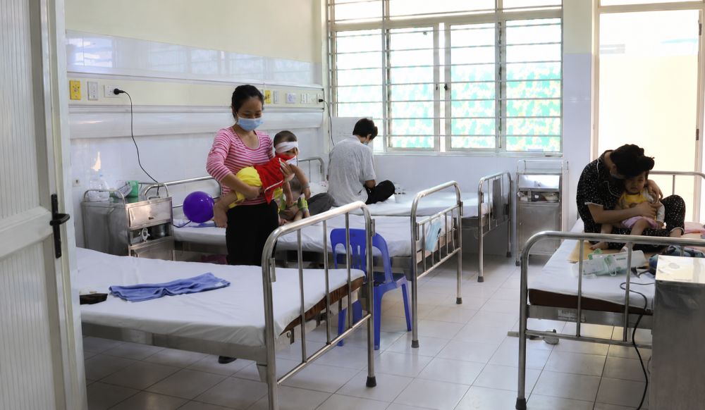 Sốt xuất huyết gia tăng nhanh trên cả nước, bước vào giai đoạn đỉnh dịch, với số ca mắc tăng ở cả trẻ nhỏ và người trưởng thành.