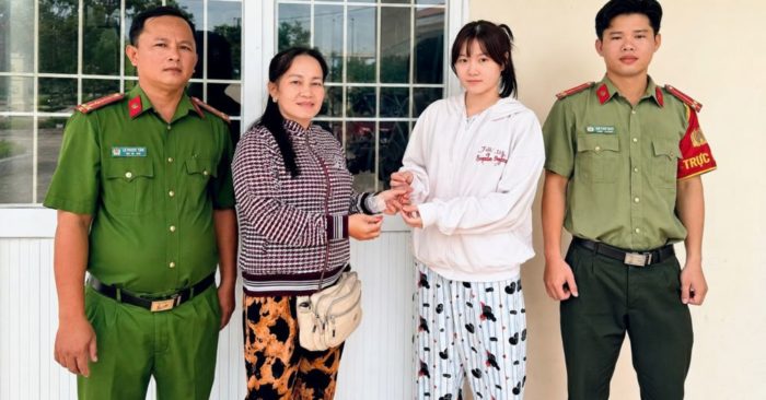 Nhặt được dây chuyền vàng, người bán vé số đã làm việc ý nghĩa khiến chủ nhân xúc động. Câu chuyện đẹp về sự trung thực, tử tế.