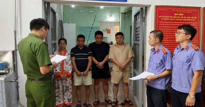 Bốn người ở Quảng Ninh bị tạm giữ sau khi hành hung tài xế taxi vì tài xế từ chối chở quá số người quy định.