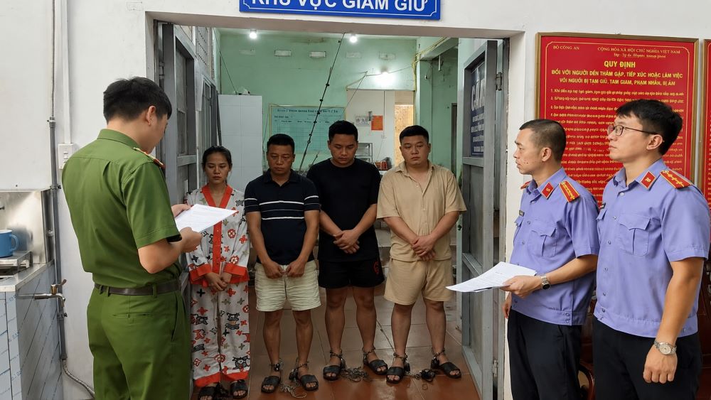 Bốn người ở Quảng Ninh bị tạm giữ sau khi hành hung tài xế taxi vì tài xế từ chối chở quá số người quy định.