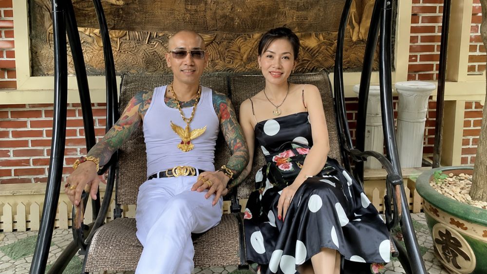 Vợ chồng Phú Lê bị khởi tố cùng 2 người khác trong vụ hơn 107 tỷ đồng doanh thu không được hạch toán và lập hóa đơn khống.