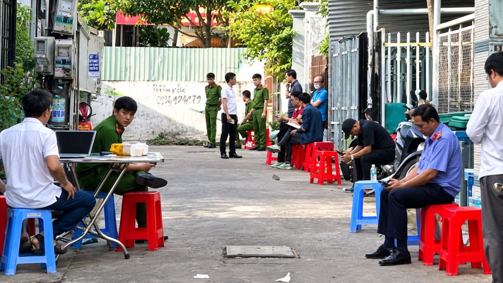 Vụ thảm sát ở Đồng Nai khiến 3 người trong một gia đình tử vong, lực lượng chức năng phong tỏa hiện trường điều tra vụ án.