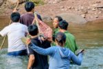 Băng rừng 15km, người dân Dốc Mây cứu người bị rắn cắn