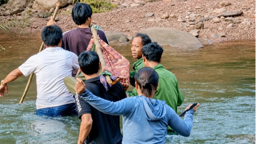 Dân bản Dốc Mây băng rừng 15km, vượt 4 con suối, thay nhau khiêng người bị rắn cắn ra đường ô tô để cấp cứu.