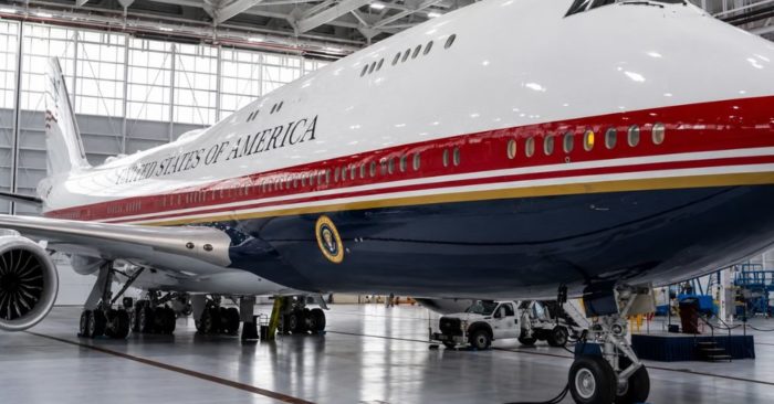 Air Force One do Qatar tặng Mỹ gây chú ý khi được cho là chưa đáp ứng đầy đủ yêu cầu an ninh, liên quan màn thoát hiểm của ông Trump.