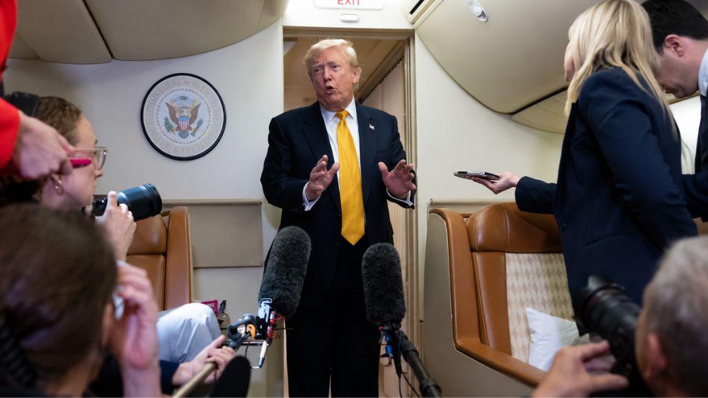 Ông Trump cùng trợ lý Natalie Harp bí mật rời Air Force One bằng xe chở suất ăn trong màn thoát hiểm được hé lộ qua phim tài liệu 28 phút.