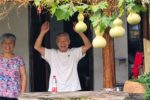 Bảy quả hồ lô gọi người lạ đến bên vợ chồng già