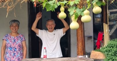 Bảy quả hồ lô gọi người lạ đến bên vợ chồng già