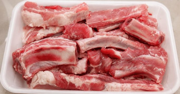 Thịt heo nhập khẩu có giá rẻ hơn đáng kể so với hàng nội địa, tạo thêm lựa chọn cho người tiêu dùng.