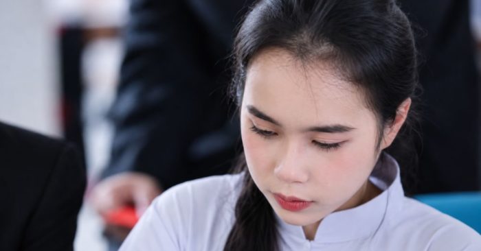 Thảo Nhi, nữ sinh viên ở Huế, gây chú ý với khả năng nói tiếng Anh tự nhiên khi hỗ trợ mẹ giao tiếp với khách Tây.