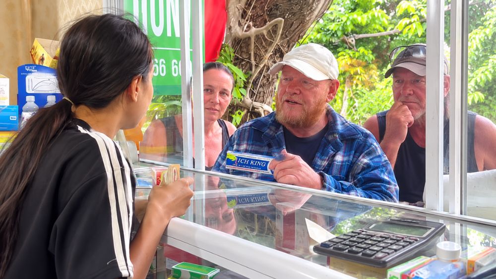 Thảo Nhi gây chú ý khi nói tiếng Anh tự nhiên, hỗ trợ mẹ giao tiếp với khách Tây tại quầy thuốc, thu hút hơn 2 triệu lượt xem.