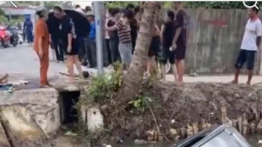 Hải Phòng điều tra vụ ô tô lao xuống mương khiến hai vợ chồng tử vong, 3 người ngồi hàng ghế sau may mắn sống sót.