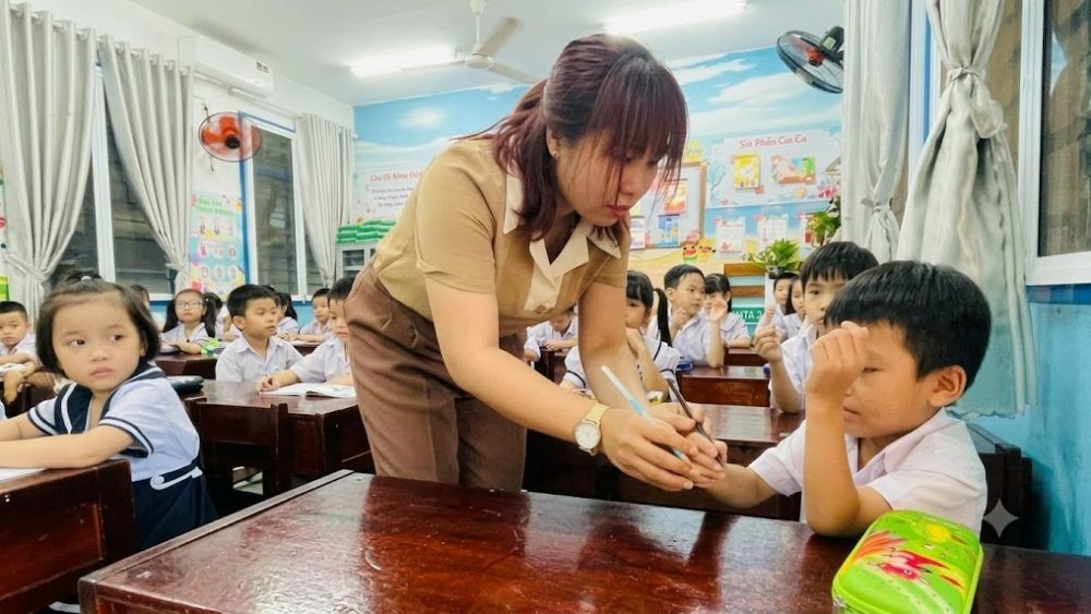 Lãnh đạo UBND phường Nha Trang thông tin về việc sáp nhập 13 trường tiểu học thành một trường lớn với hơn 10.500 học sinh và 287 lớp học