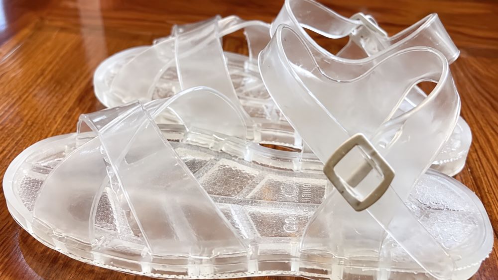 Dép nhựa Tiền Phong từng là niềm hạnh phúc của nhiều người miền Bắc, gắn với ký ức tuổi thơ và nghề hàn dép một thời.