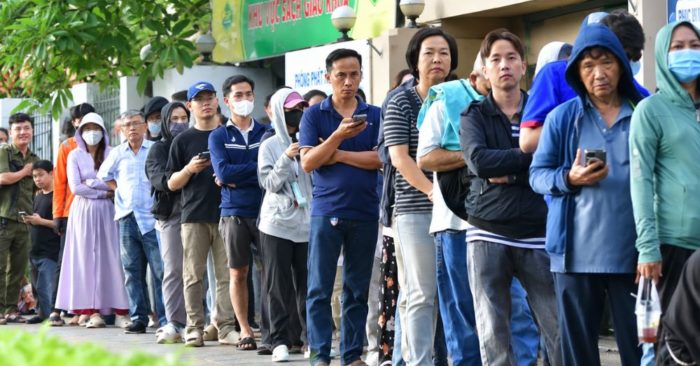 Sách giáo khoa vẫn thiếu tại nhiều nơi, khiến người dân phải xếp hàng từ sáng sớm trước Nhà xuất bản Giáo dục TP.HCM để mua sách.