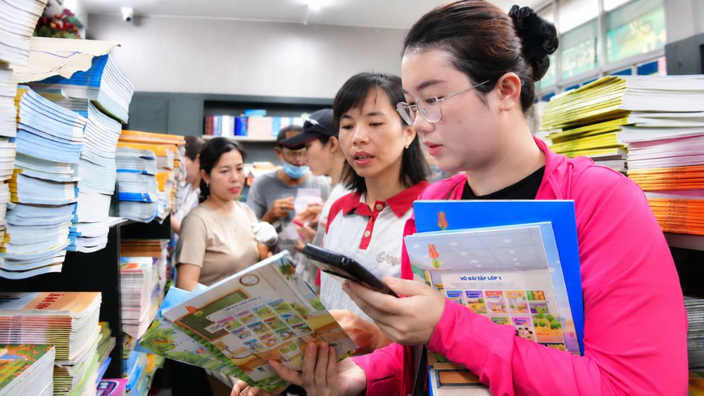 Sách giáo khoa vẫn thiếu khiến nhiều phụ huynh phải đi nhiều nhà sách, tìm mua đủ sách cho con trước và sau khi năm học mới bắt đầu.