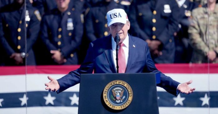 Ông Trump kể được lính cứu hỏa nhấc bổng đưa khỏi khu vực nguy hiểm sau vụ khủng bố 11-9, nhưng câu chuyện gây tranh cãi.